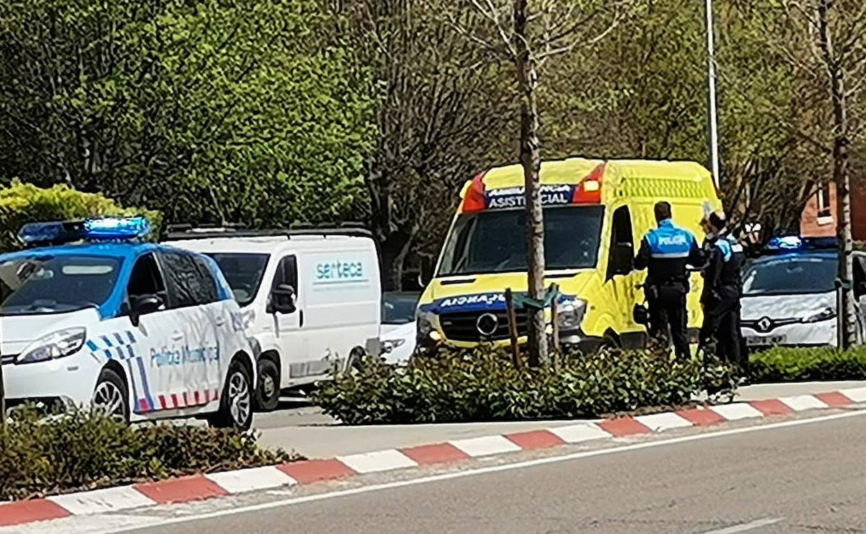 Los agentes y la ambulancia en la que fue atendida la lesionada en la calle Hernando de Acuña.