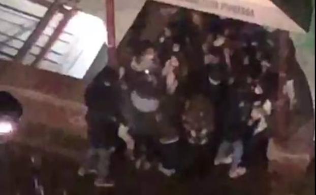 Una veintena de jóvenes, hacinados en 3 metros cuadrados para resguardarse de la lluvia en un botellón en Valladolid