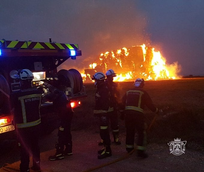 Los bomberos, durante la actuación. 