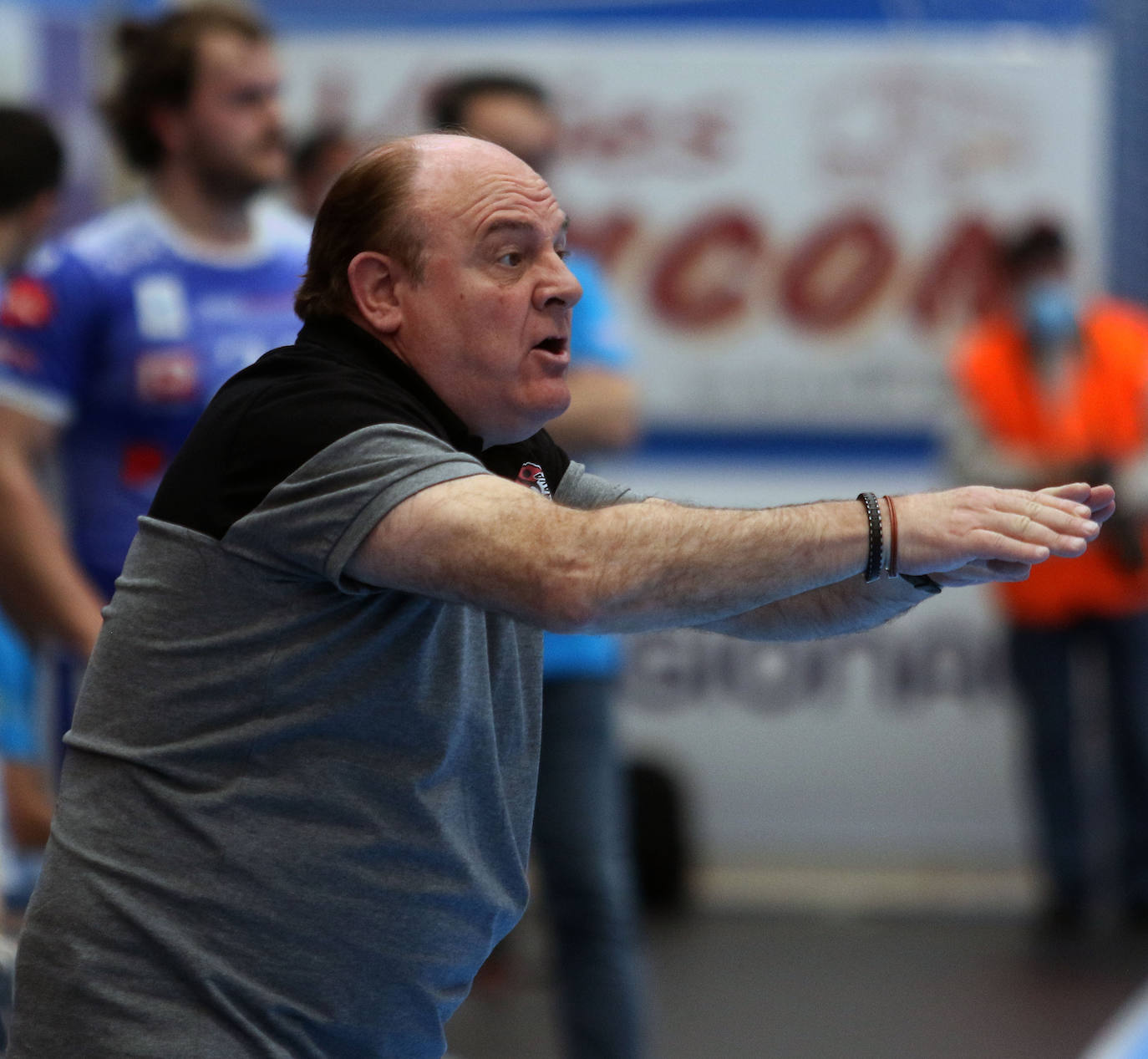 Partido de la liga Asobal entre el Balonmano Nava y el Cisne. 