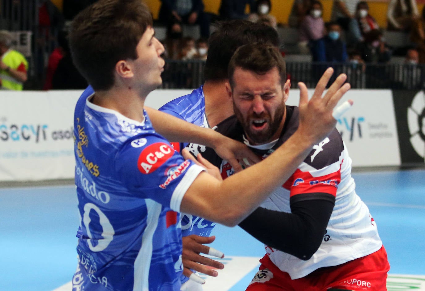 Partido de la liga Asobal entre el Balonmano Nava y el Cisne. 