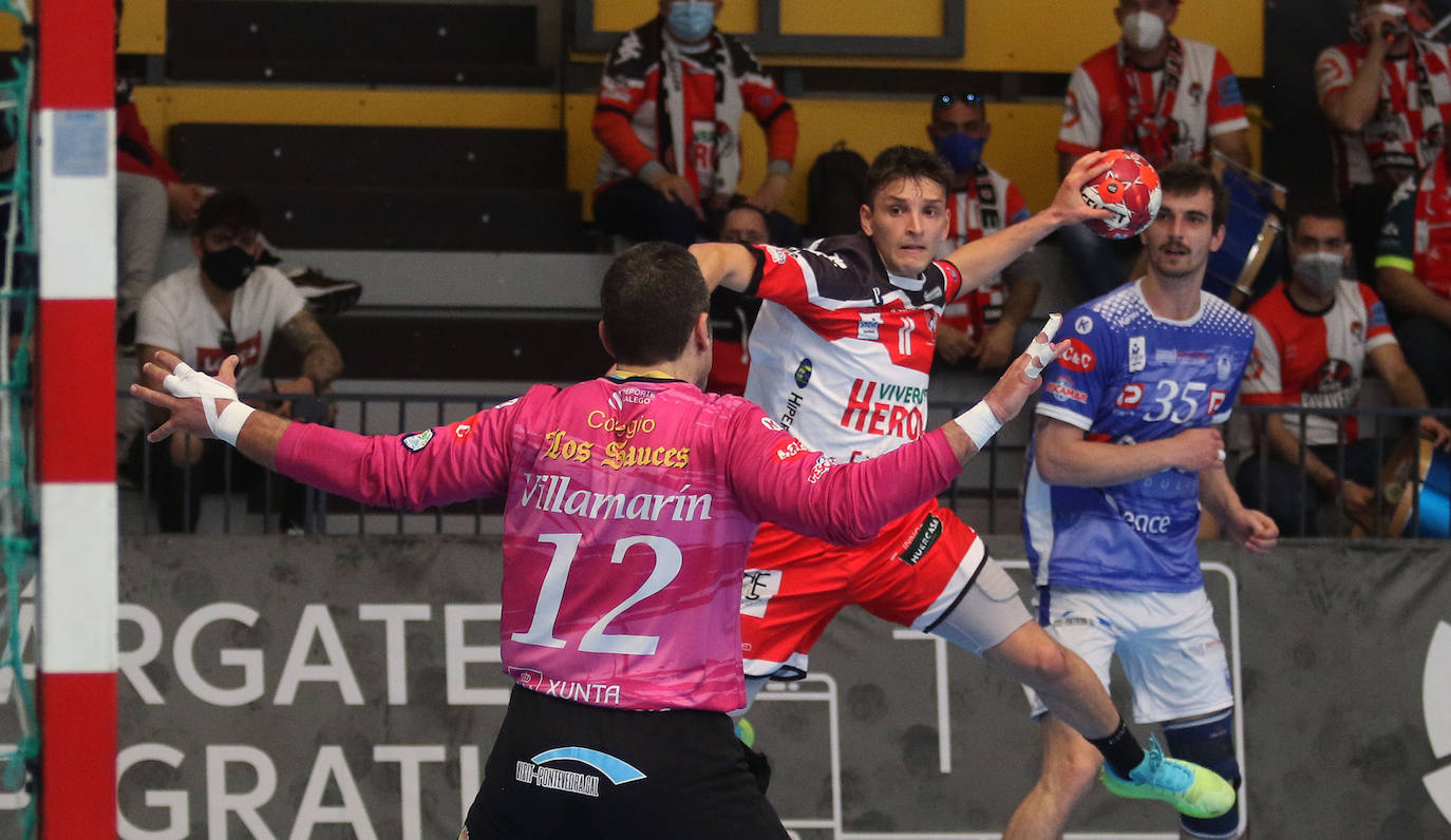 Partido de la liga Asobal entre el Balonmano Nava y el Cisne. 