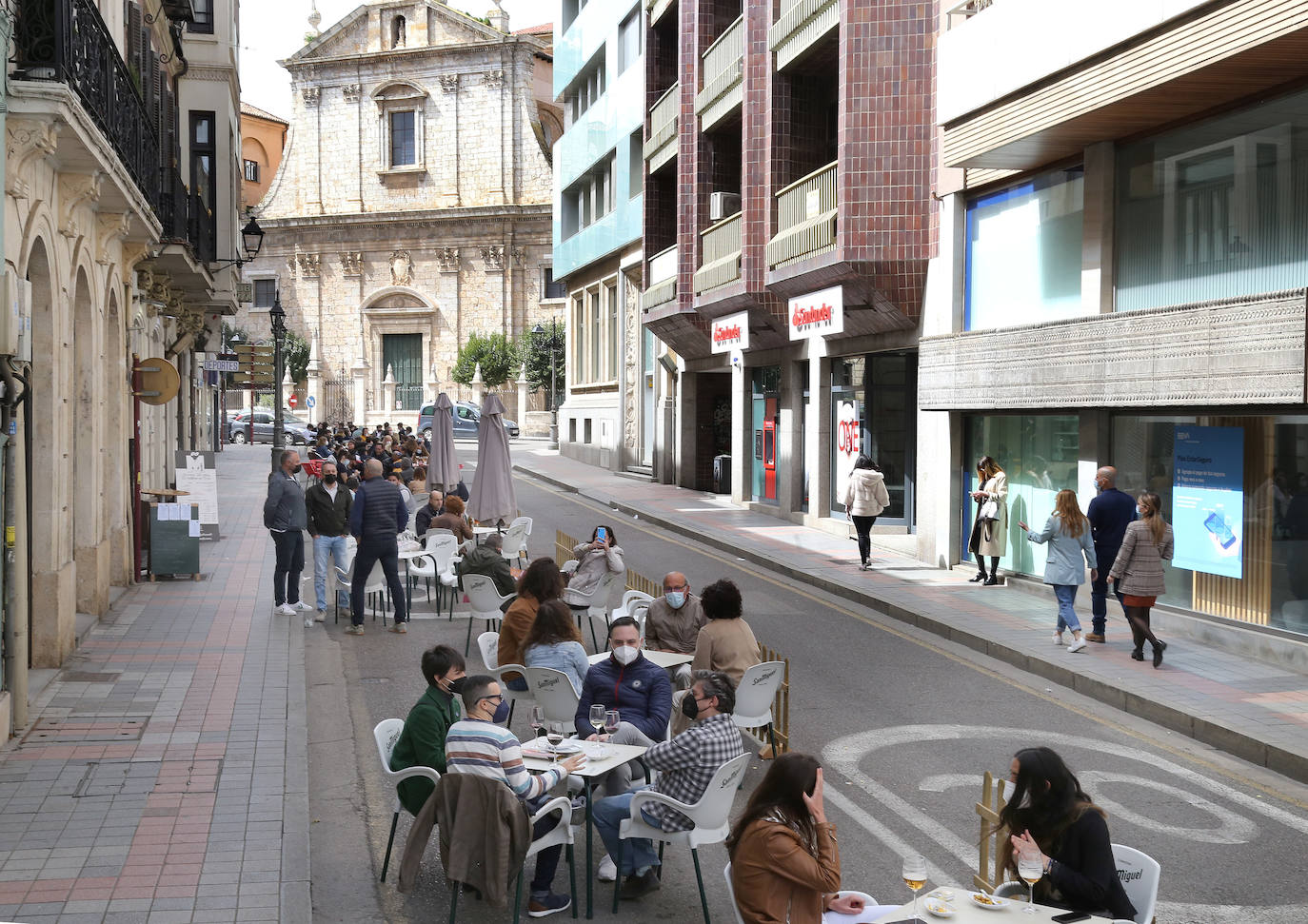 Terrazas en la calle La Cestilla, ayer a mediodía. 