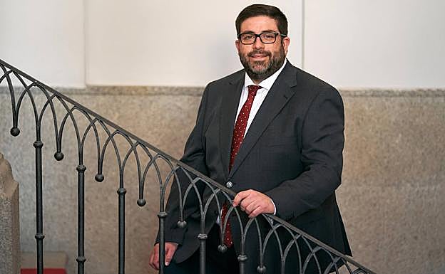 Jesús Manuel Sánchez Cabrera, en el Ayuntamiento abulense. La mascarilla solo se retiró para la foto. 