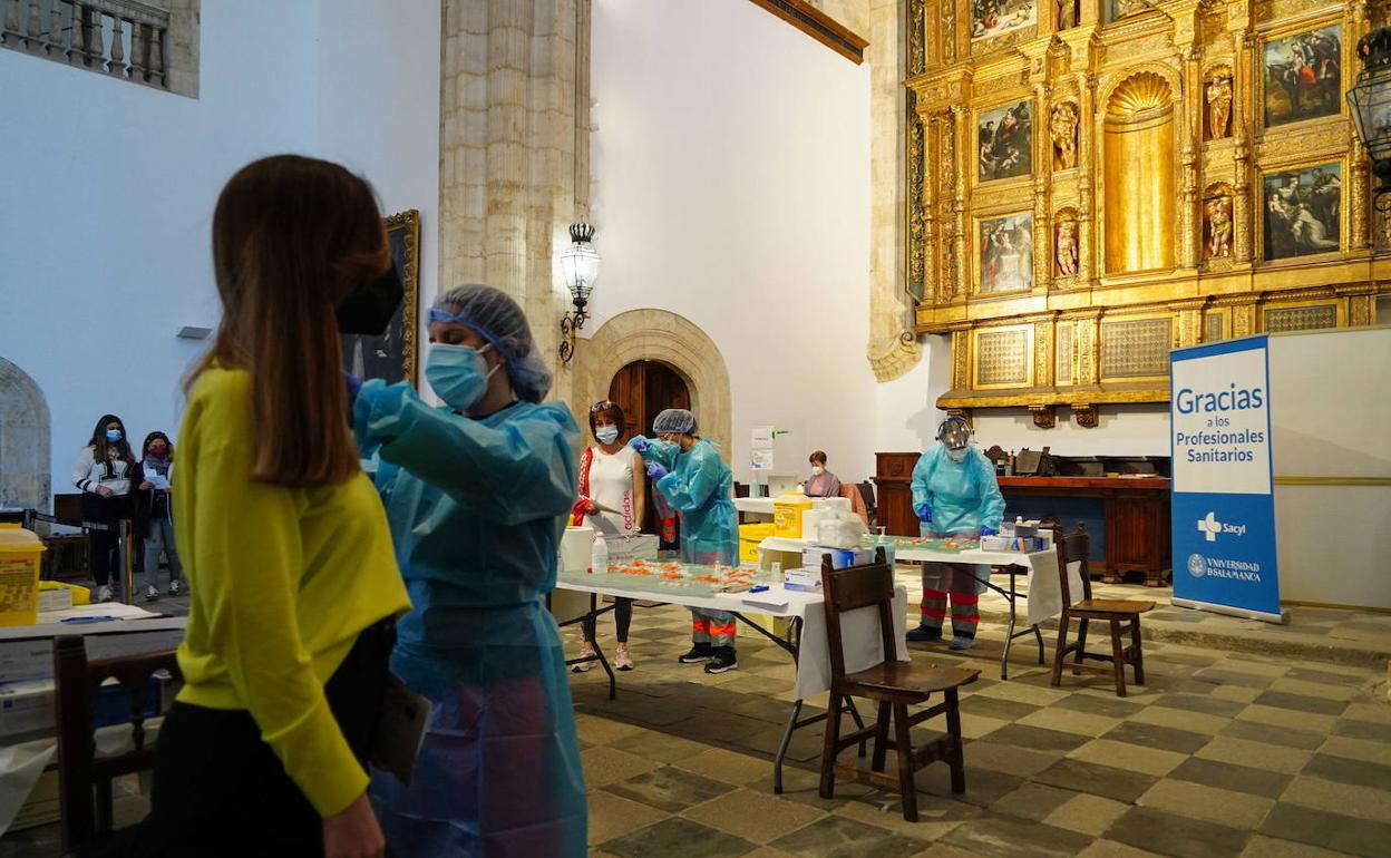 Vacunación con AstraZeneca de docentes y trabajaores de centros educativos en Salamanca.