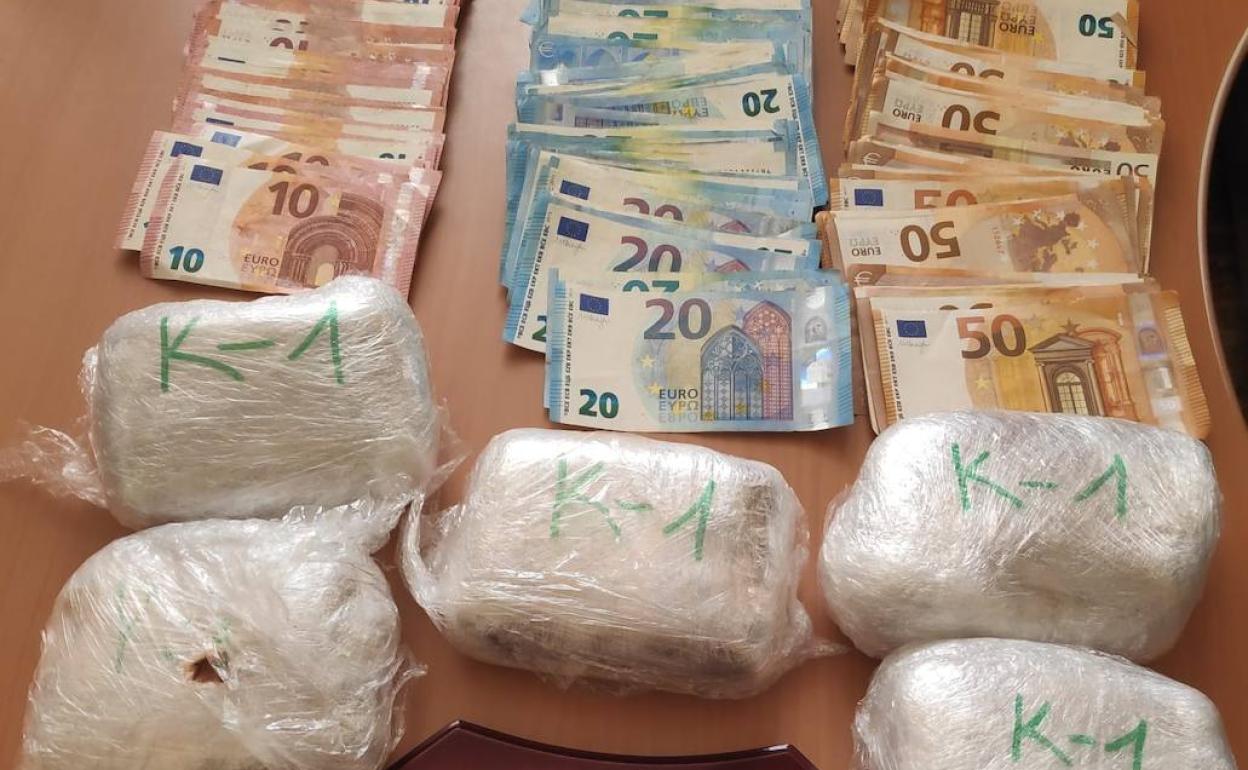 Droga y dinero intervenido a los detenidos.