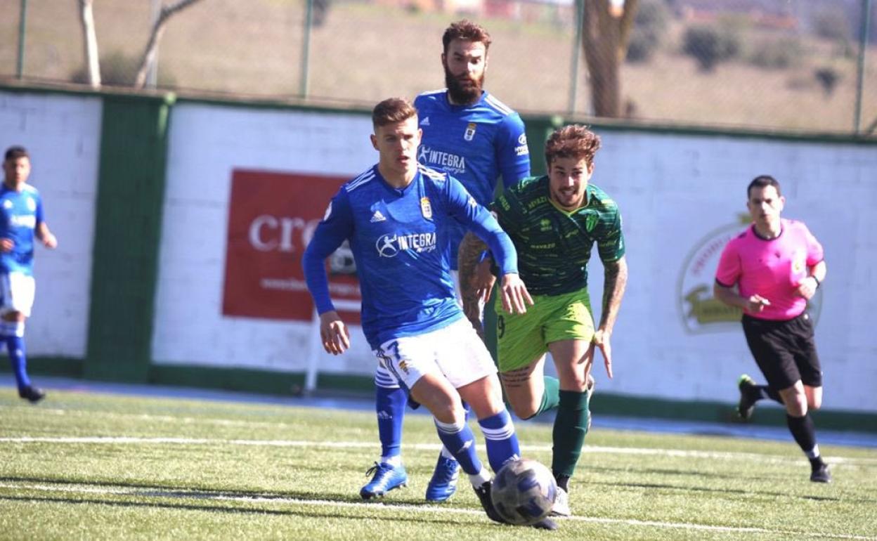 El Guijuelo, superado por un Vetusta que estrelló dos balones en los palos, más cerca del abismo (0-2)