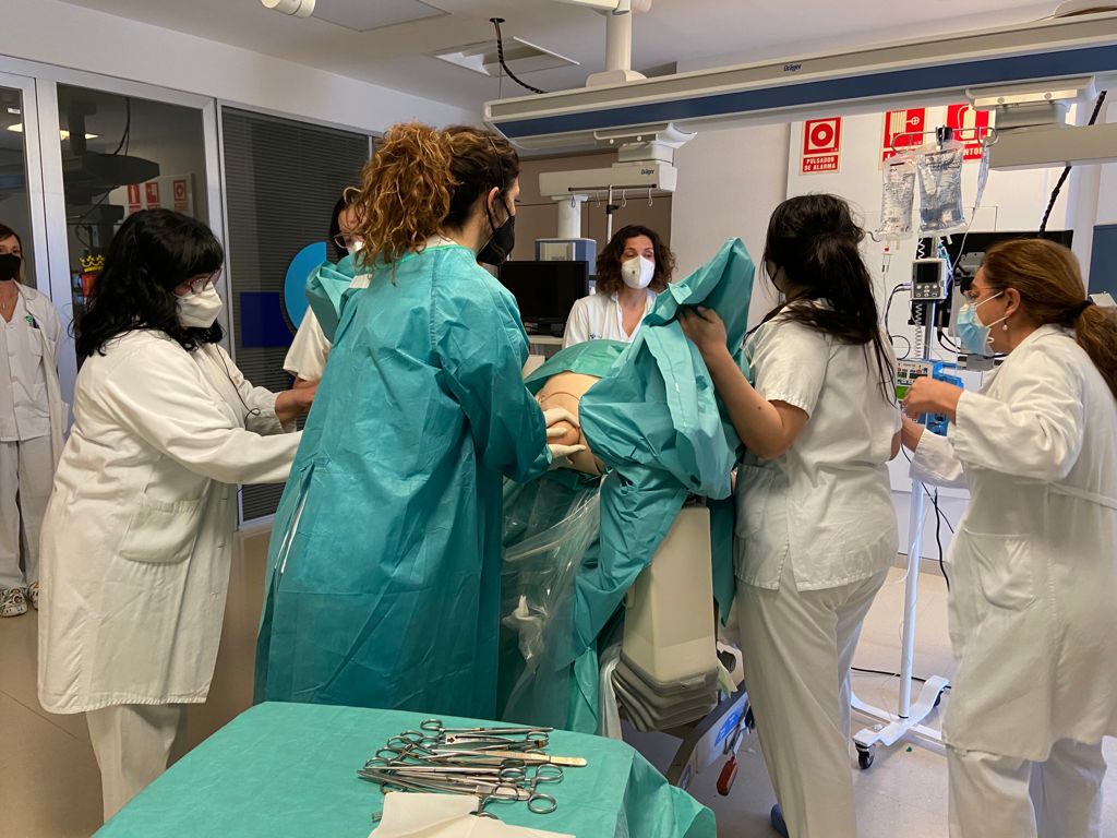 Fotos: Entrenamiento de profesionales sanitarios con el simulador en Emergencias Obstétricas del Hospital Río Hortega de Valladolid