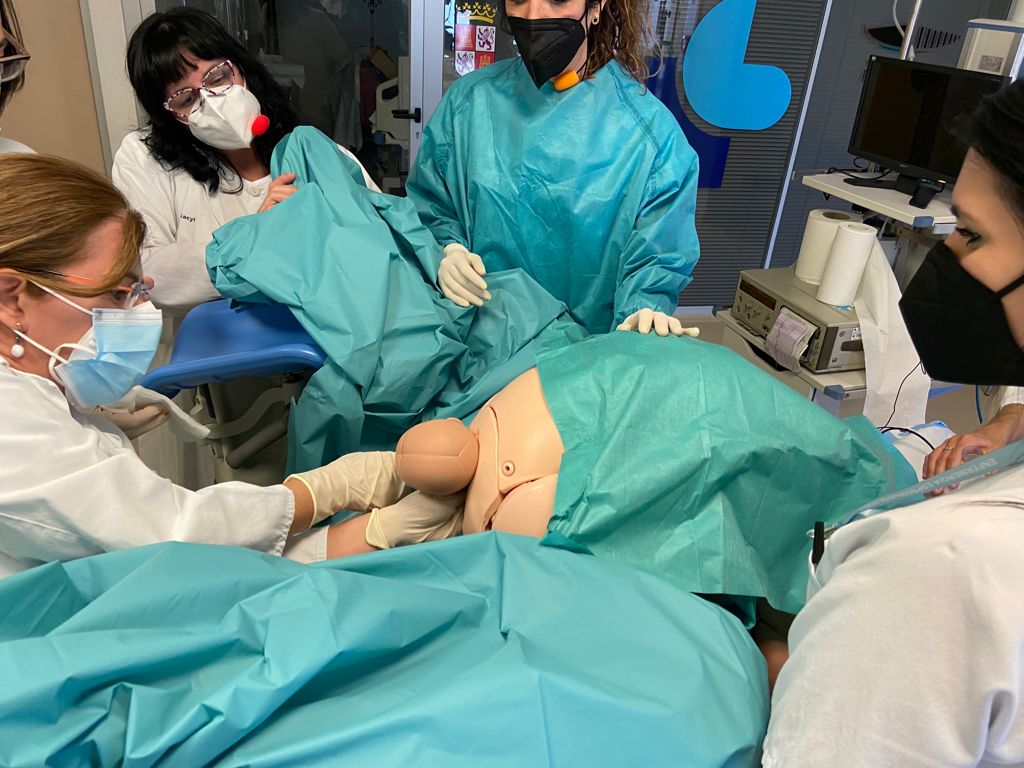 Fotos: Entrenamiento de profesionales sanitarios con el simulador en Emergencias Obstétricas del Hospital Río Hortega de Valladolid