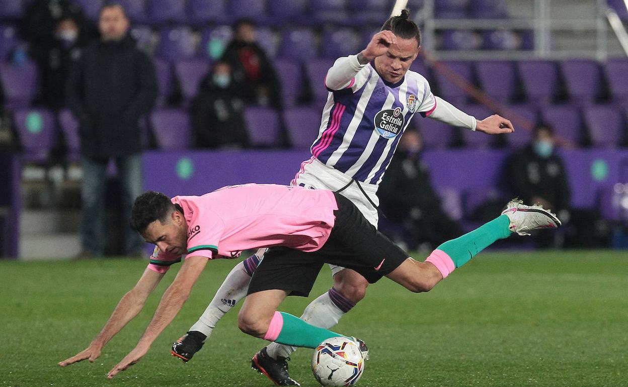 Busquets cae ante Roque Mesa en el Real Valladolid-FC Barcelona de la primera vuelta