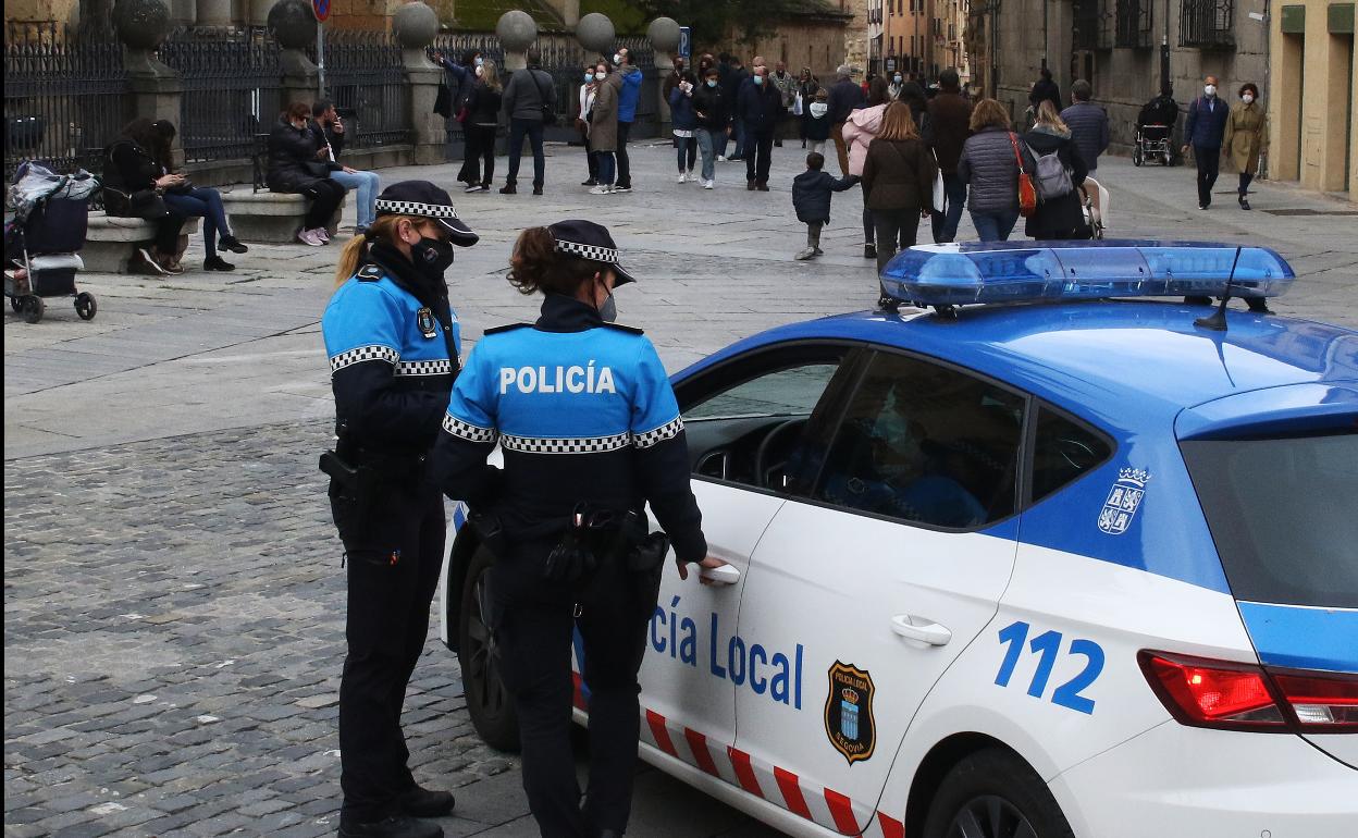 Agentes de la Policía Local, en una de las calles de Segovia.