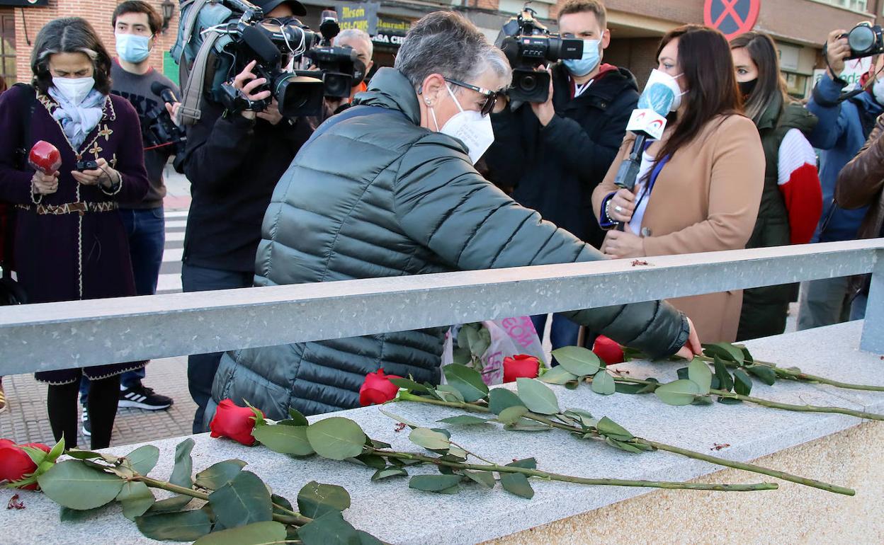 Seis roras, simbolizando a los seis mineros fallecidos, en la antesala del inicio del juicio por el accidente de La Vasco.