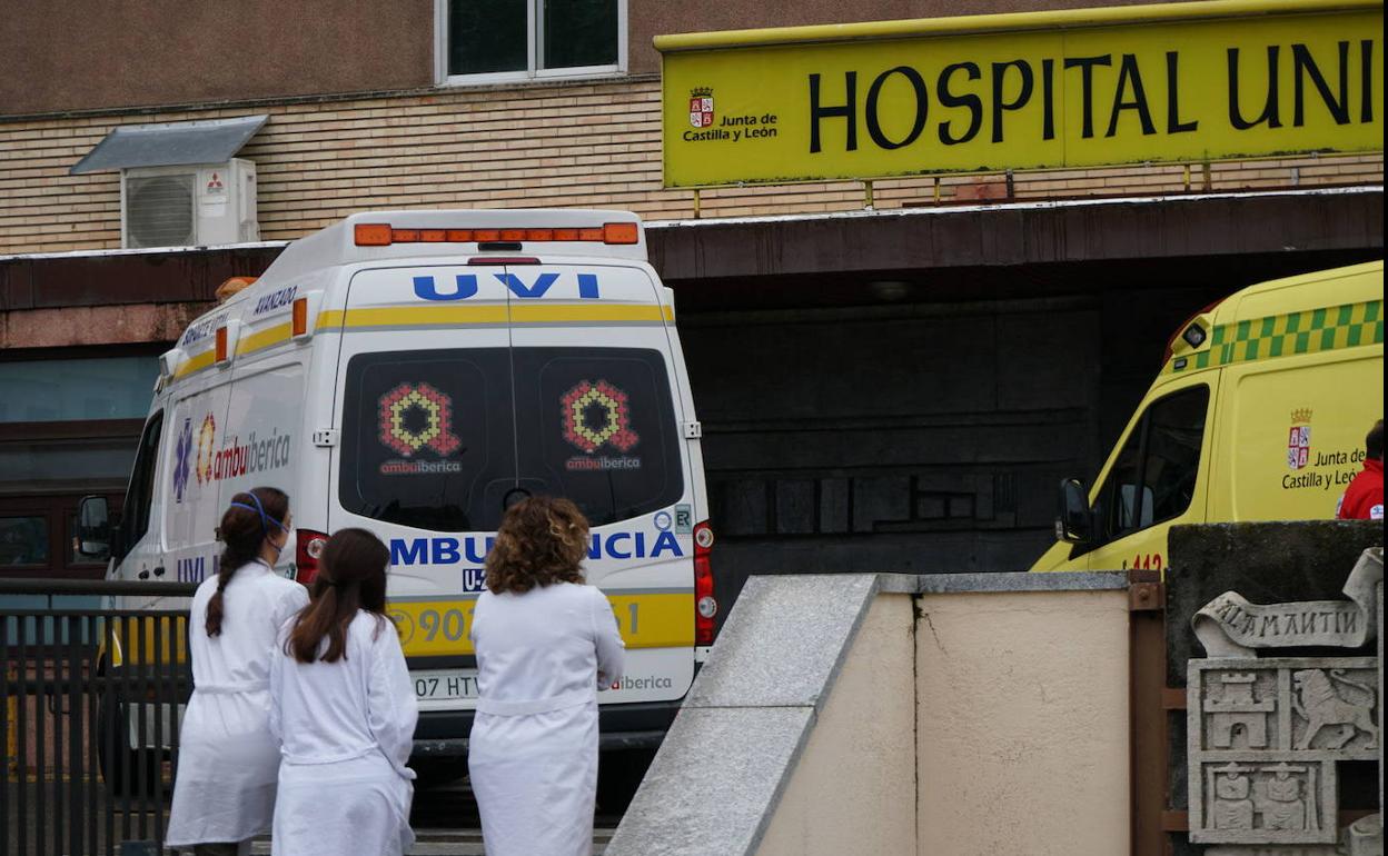 Personal sanitario en el Clínico.