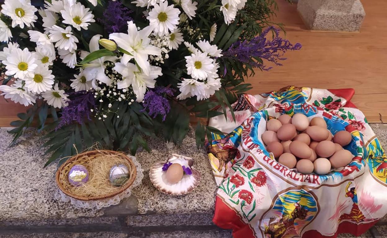 Huevos colocados junto al altar ayer durante la misa. 