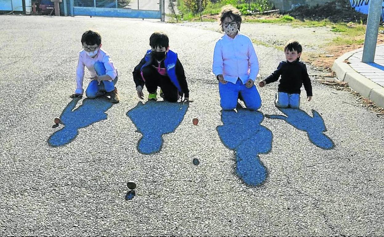 Cuatro niños de Cuéllar juegan a rodar el huevo. 