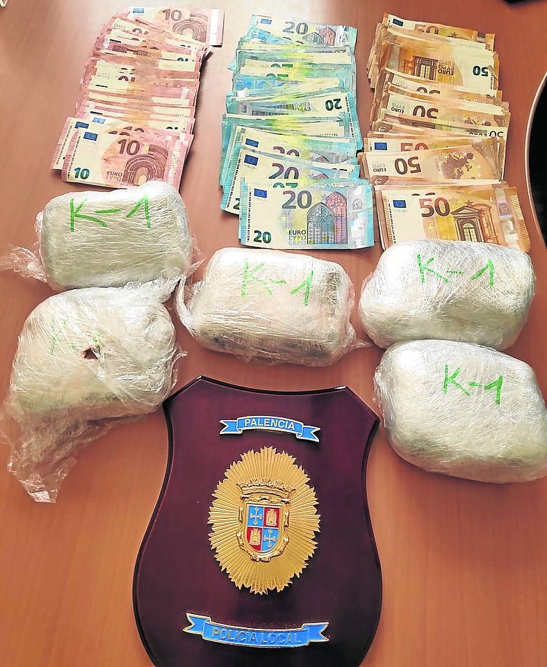 Dinero y la supuesta droga intervenida a los detenidos. 