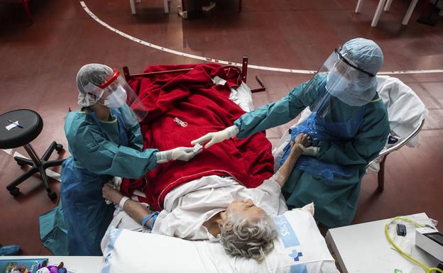 Los sanitarios realizan test serológicos a pacientes de covid en un hospital de campaña, el 22 de abril de 2020. 