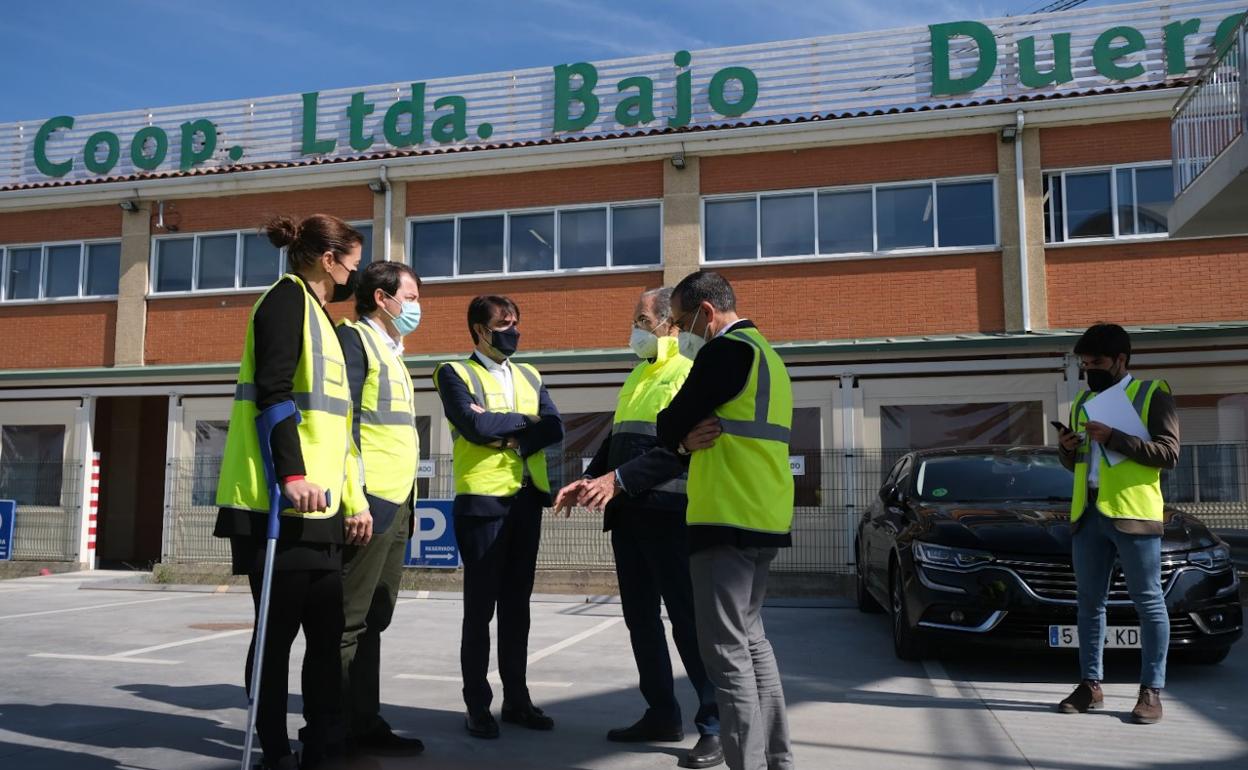 El presidente de la Junta de Castilla y León, Alfonso Fernández Mañueco, en su visita a las instalaciones centrales de la cooperativa agroalimentaria Cobadu. 