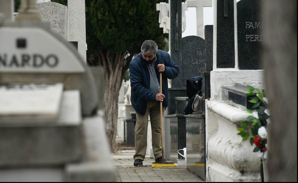 Cementerio de Santovenia de Pisuerga el dia de Todos los Santos. R. J.