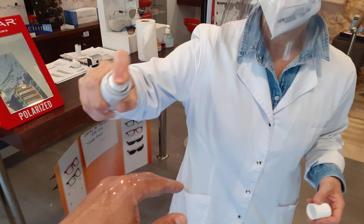 La probabilidad de contagiarse por coronavirus al tocar una superficie es de 1 entre 10.000