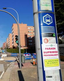 Imagen secundaria 2 - Trabajos de reparación en la calle Hernando de Acuña y la parada del autobús suprimida.