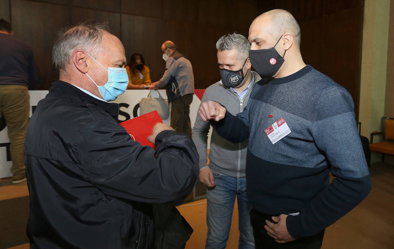 Gorka López, a la derecha, choca ayer su puño con Faustino Temprano, secretario general de UGT Castilla y León. 