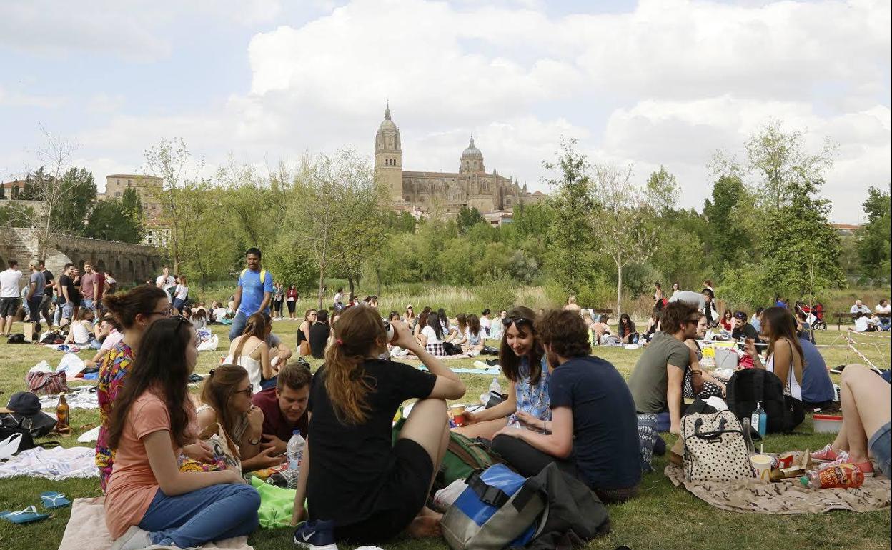 Imágenes como esta no se podrán repetir este año, pero sí habrá grupos de gente celebrando el lunes de aguas.