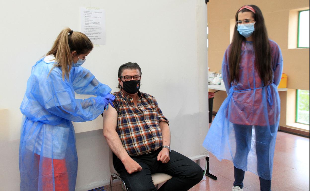Un hombre recibe la vacuna en el pabellón Pedro Delgado.