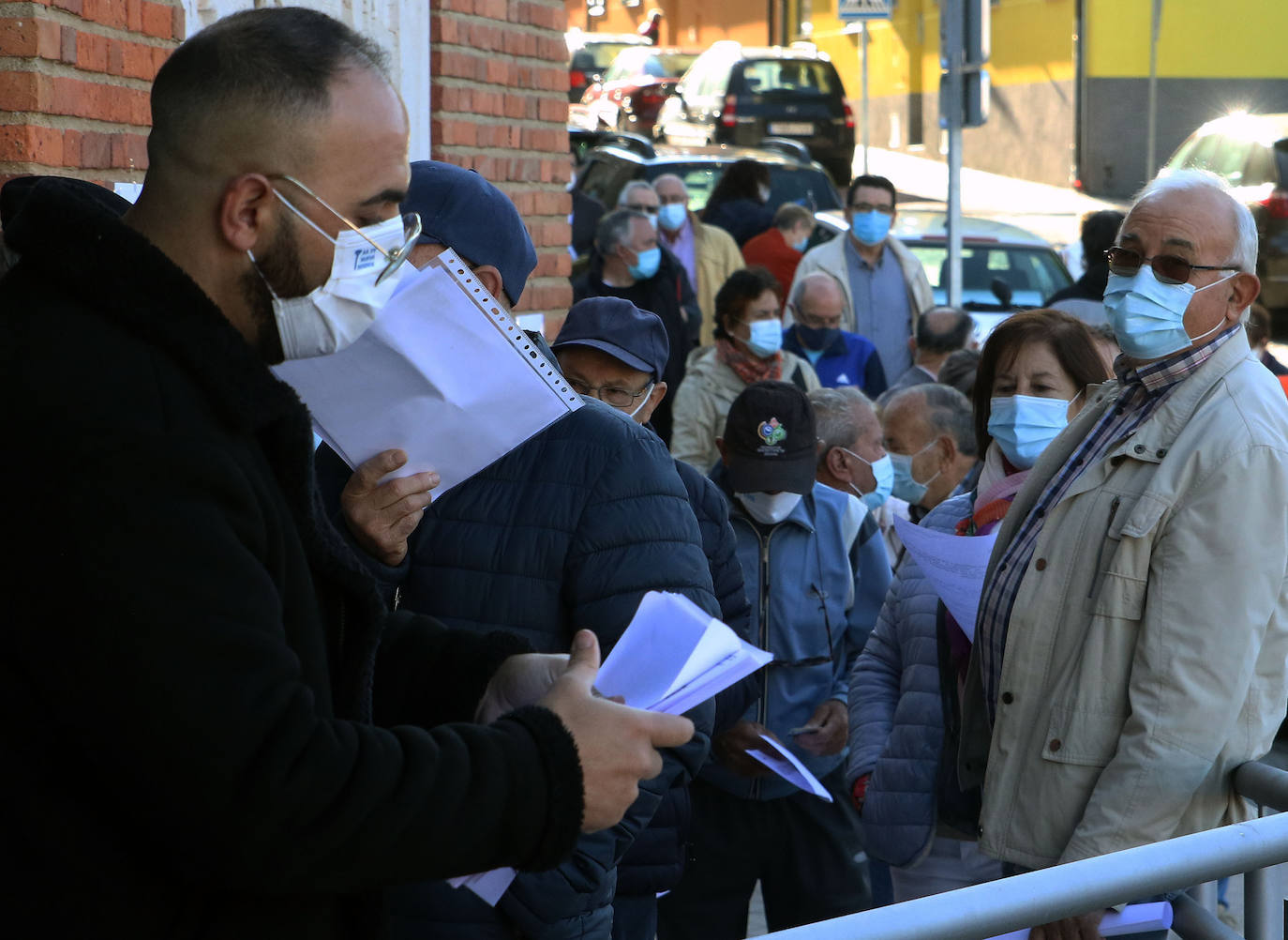 Reparto de mascarillas entre pensionistas y desempleados el pasado septiembre en el centro cívico de San José.