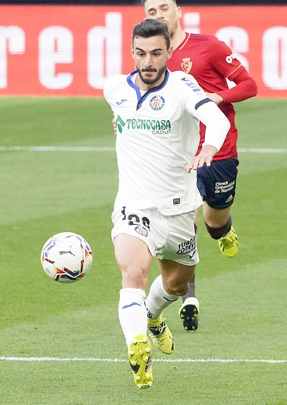 Juan Iglesias avanza con el balón la pasada jornada en el choque de la pasada jornada entre Getafe y Osasuna
