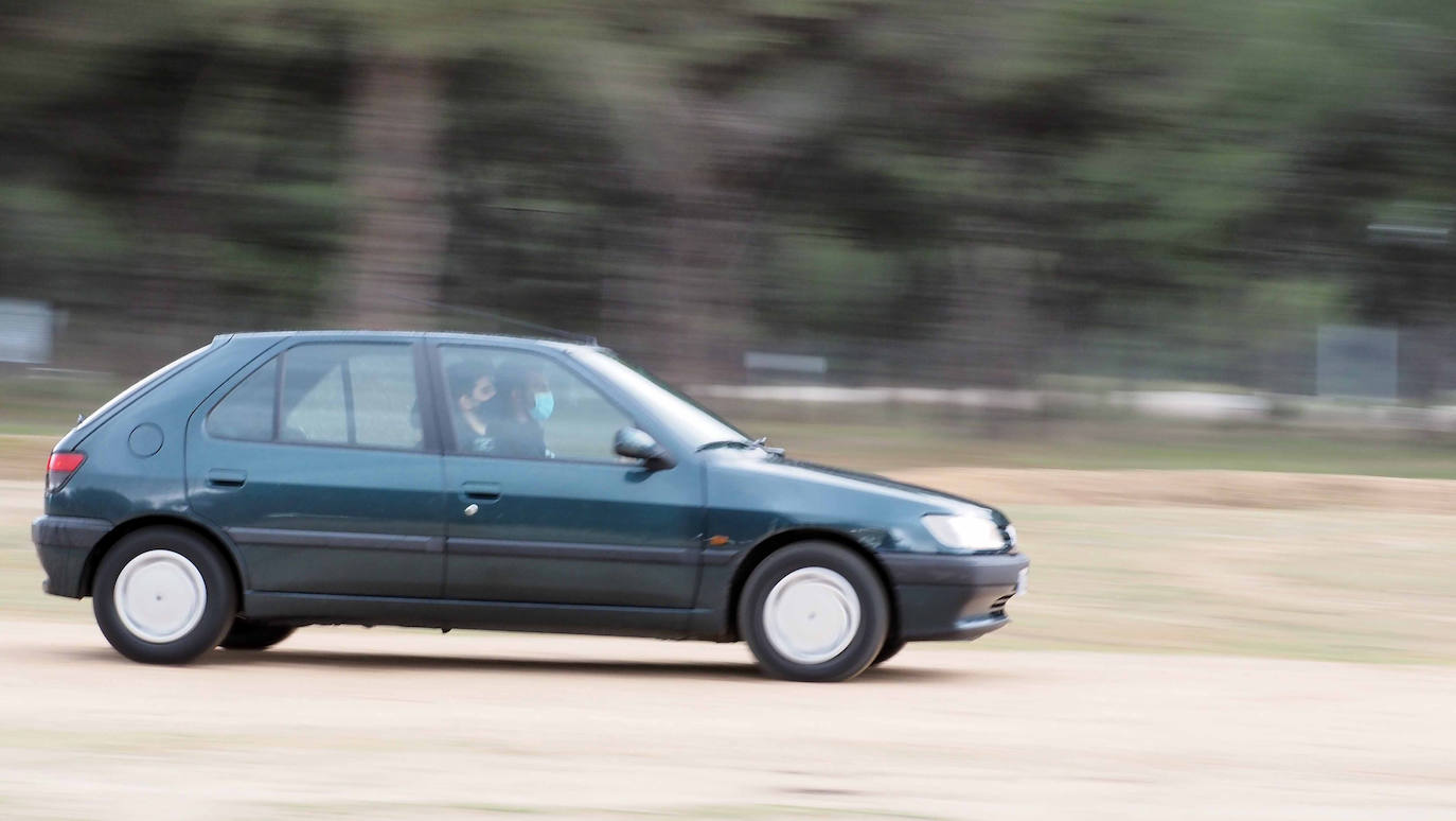 Los dos universitarios prueban el Peugeot 306 que les acompañará en su travesía por Europa del Este el próximo mes de agosto