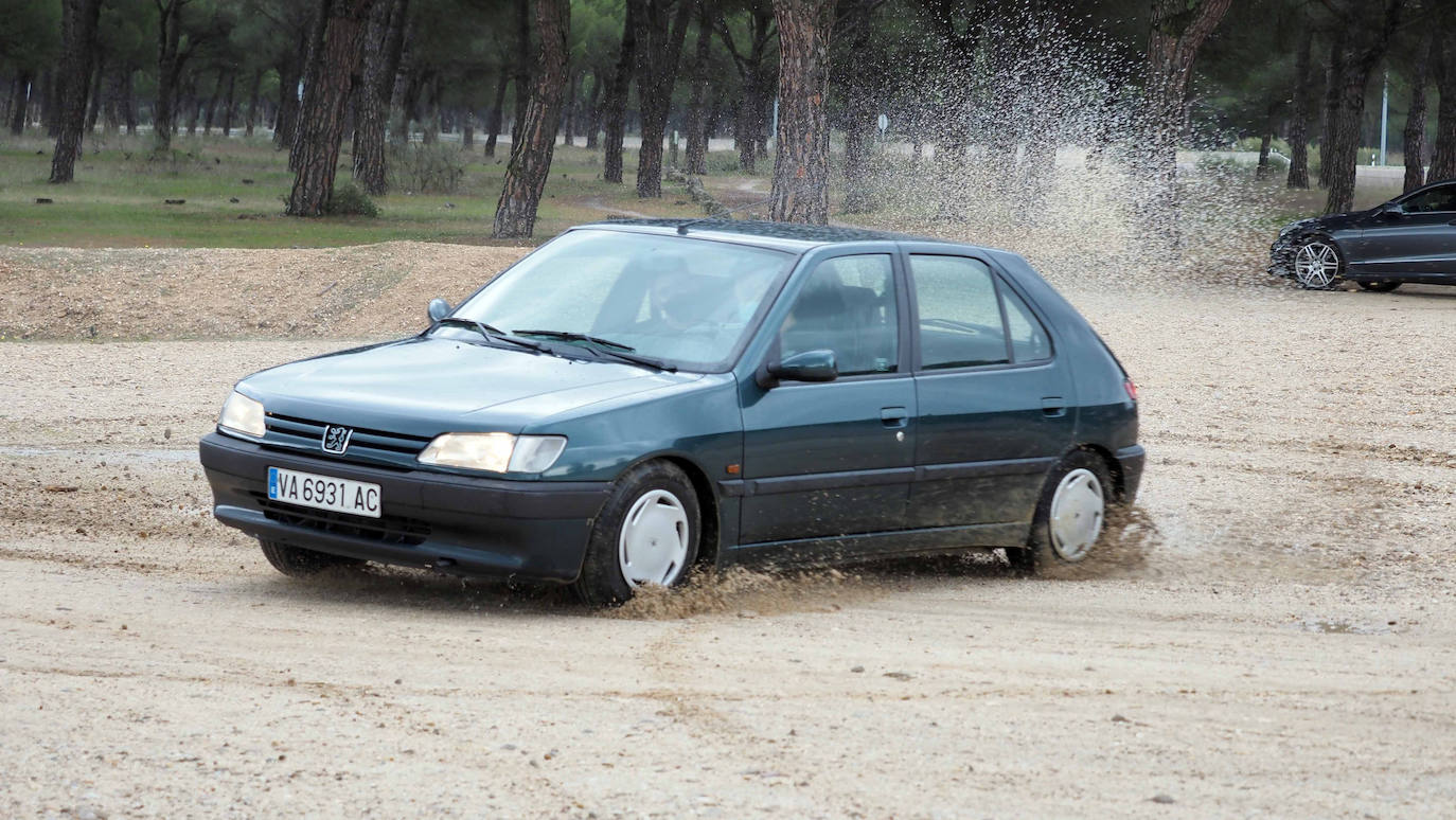 Los dos universitarios prueban el Peugeot 306 que les acompañará en su travesía por Europa del Este el próximo mes de agosto