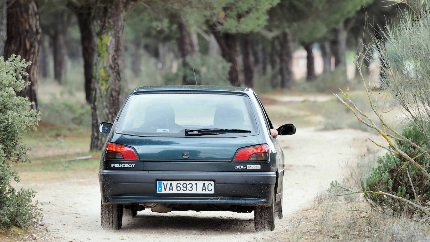 Los dos universitarios prueban el Peugeot 306 que les acompañará en su travesía por Europa del Este el próximo mes de agosto
