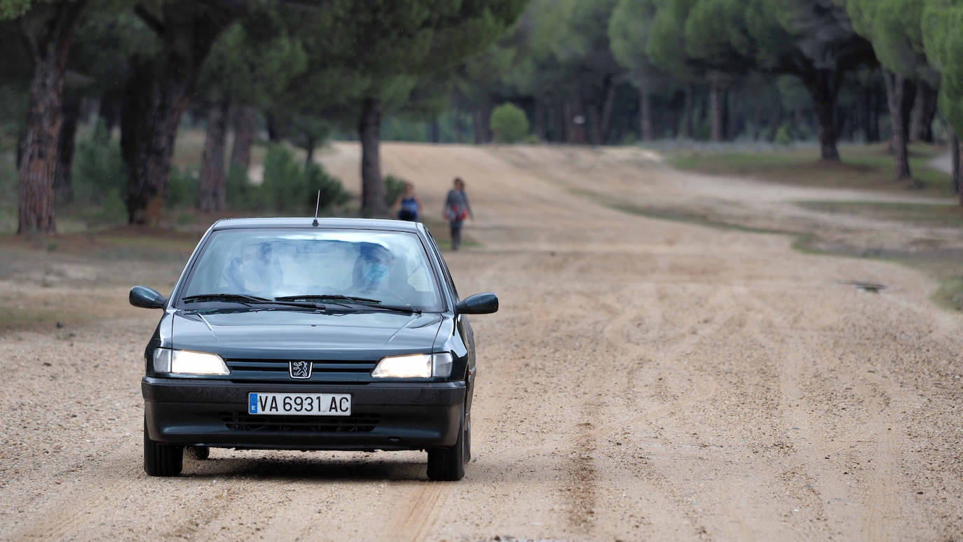 Los dos universitarios prueban el Peugeot 306 que les acompañará en su travesía por Europa del Este el próximo mes de agosto