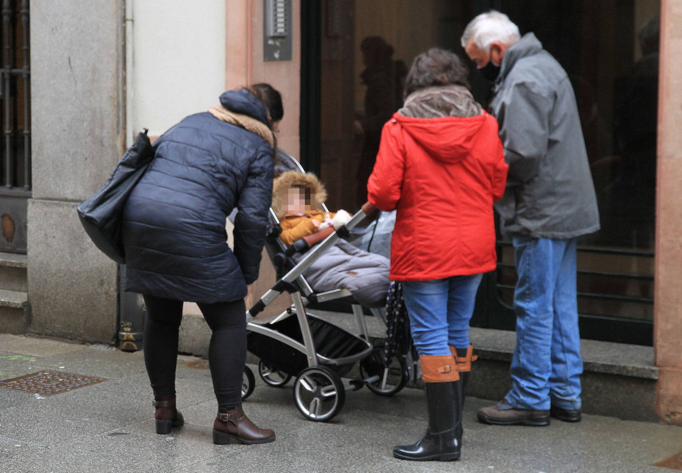 Paseo por una calle de Segovia con un carrito de bebé.