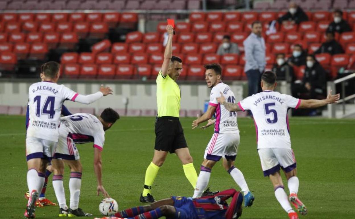 Jaime Latre muestra la tarjeta roja Plano por una falta a Dembélé el pasado lunes durante el partido FC Barcelona-Real Valladolid