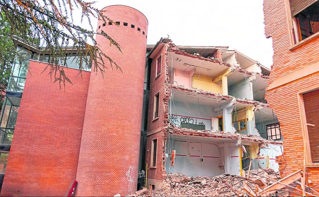 Parte del edificio del antiguo colegio de Carrechiquilla derribada.