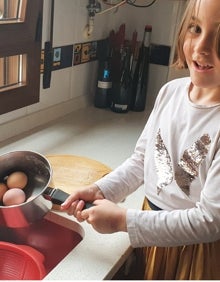 Imagen secundaria 2 - Lola Velasco en diferentes momentos de la preparación de los huevos rellenos 