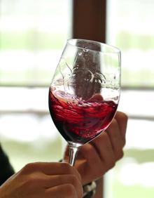 Imagen secundaria 2 - Arriba, bodega subterránea de Ribera del Duero. Abajo, I Gran Fiesta de la Vendimia de la Ribera del Duero, en 2017; y las lágrimas cayendo en una copa al agitar el vino. 