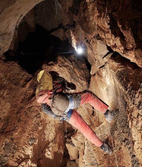 Pozo de acceso a la Cueva Crespas. 