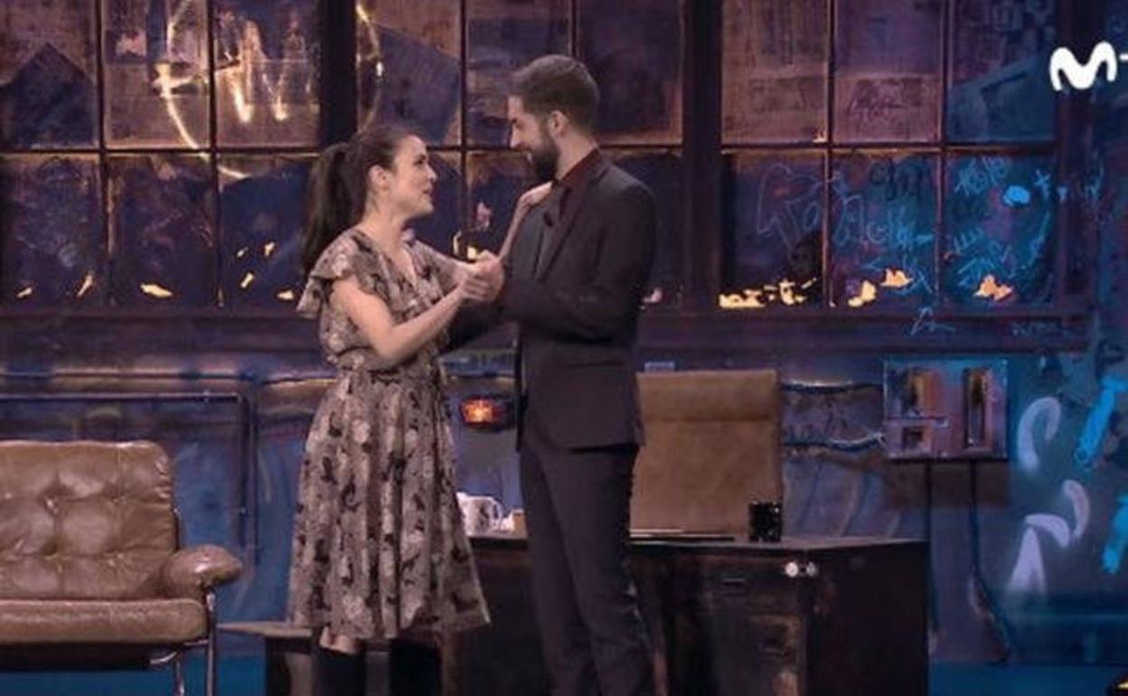 David Broncano baila con Adriana Ugarte, en una de las visitas de la actriz a 'La resistencia'. 
