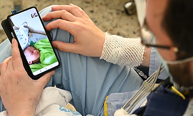 Antonio Salvador observa a su hijo desde el hospital a través de una videollamada.