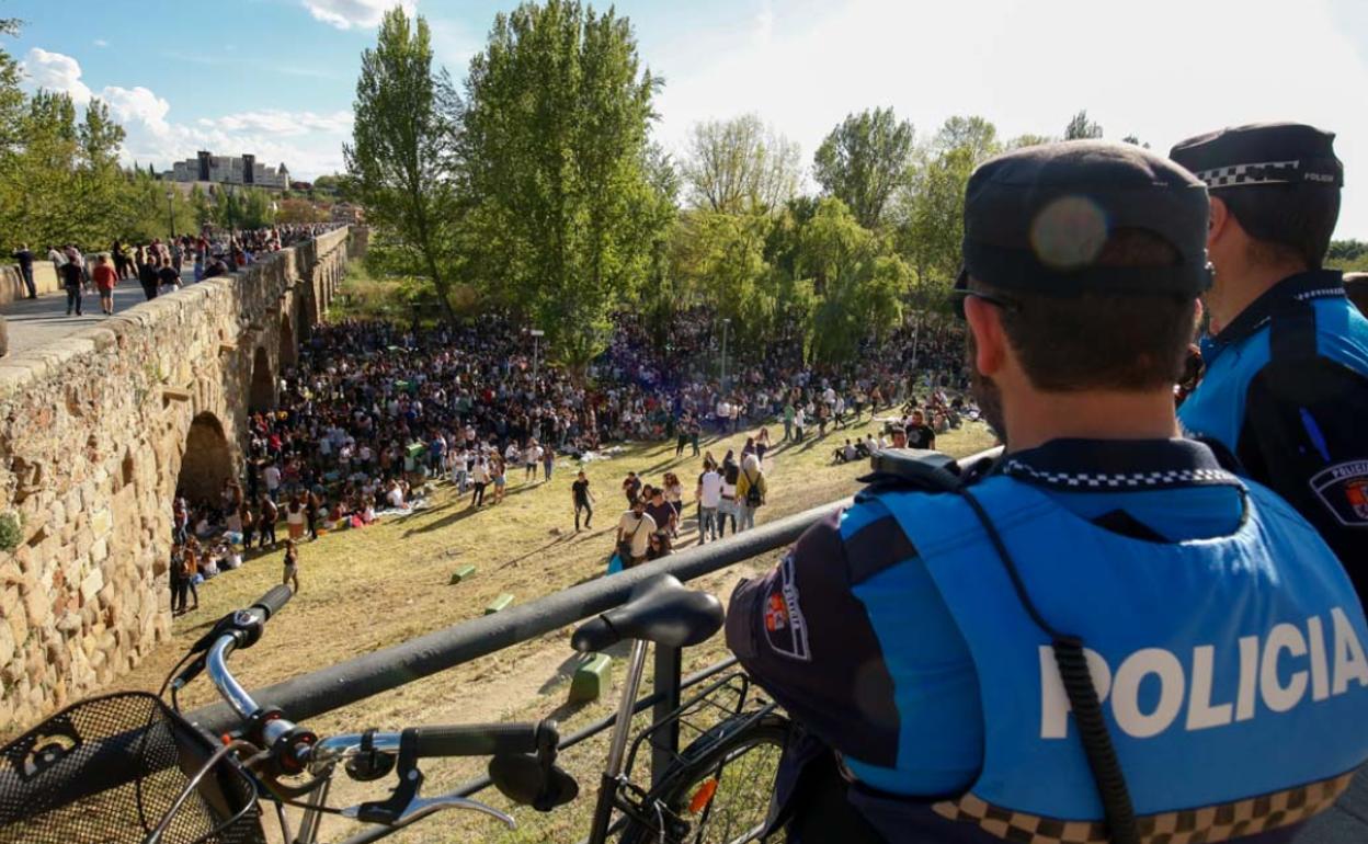 Dos agentes de la policía local vigilan un Lunes de Aguas 