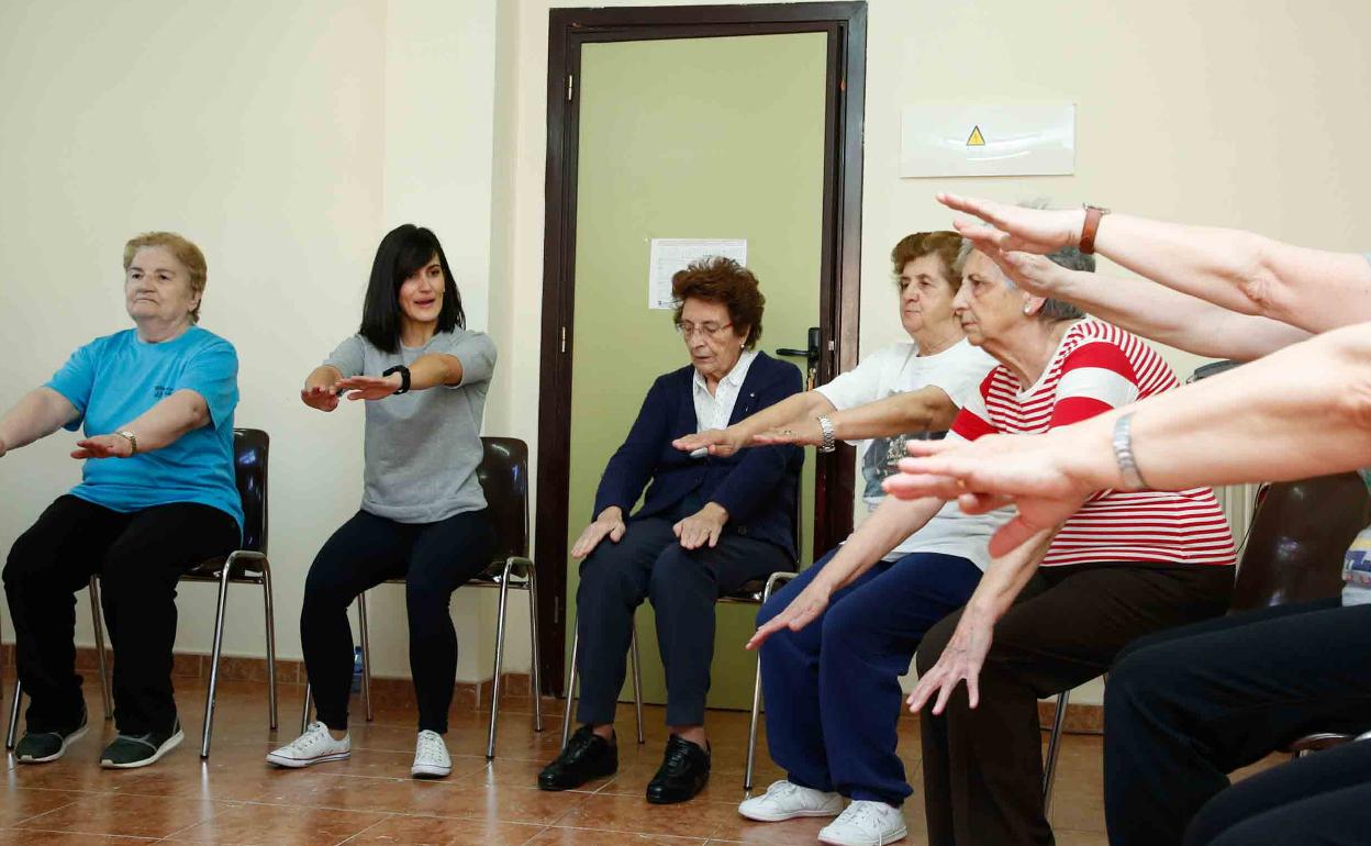 Personas mayores en un taller de ejercicio 