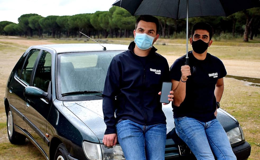 Alejandro Carrasco (izquierda) y Miguel Campano (derecha) posan junto al Peugeot 306 que llevarán el próximo agosto durante su travesía por Europa