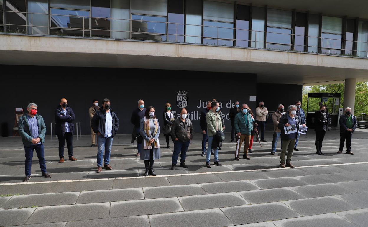 El portavoz socialista en la Diputación, junto a los ediles concentrados. 