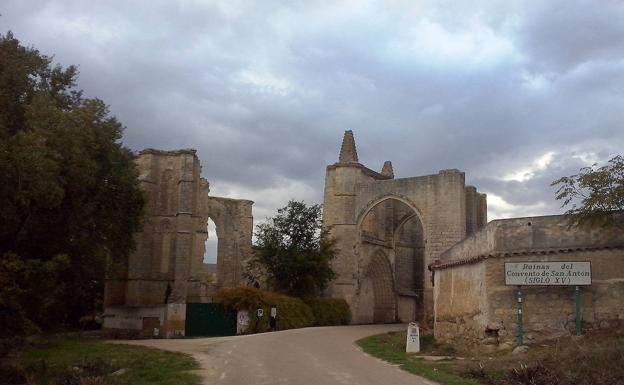 Imagen principal - Monasterio de San Antón, en Castrojeriz, donde los peregrinos se curaban, de forma milagrosa, del llamado fuego del infierno, procado por el cornezuelo. Debajo, iglesia de San Juan, en Castrojeriz, de los caballeros templarios, con un singular pentáculo invertido. A la derecha, rollo juridiccional o picota, enclave de ajusticiamientosde brujas, herejes y ladrones. 