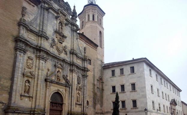 Imagen principal - Arriba, monasterio de San Zoilo, la que fuera casa madre de la Orden del Cluny, la más poderosa e influyente durante la Edad Media, donde se guarda una singular reliquia, la tela de San Zoilo. Debajo, tumba del templario infante Felipe y Virgen Blanca, referenciada en las cantigas de Alfonso X El Sabio, en Villalcázar de Sirga. Debajo, estela templaria que hace referencia al milagro de Frómista. 