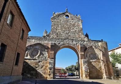 Imagen secundaria 1 - Arriba, el Camino a su paso por La Maragatería. Debajo, llegada a Sahagún, con el paso de los inmortales, monumento al rey Alfonso VI y al obispo Bernardo. Y a la derecha, puerta del perdón, en la iglesia de Santiago de Villafranca del Bierzo, donde los peregrinos obtenían indulgencias plenarias en caso de estar enfermos y no poder llegar a Compostela. 