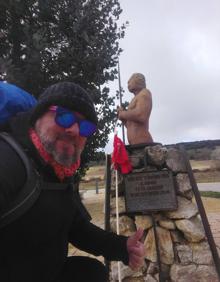 Imagen secundaria 2 - El autor del libro, Francisco Contreras Gil, en un hito que anuncia el inicio del Camino en Castilla y León, y en una placa en Atapuerca. Además, iglesia de San Juan de Ortega, en Burgos, escenario del 'milagro de la luz'. 